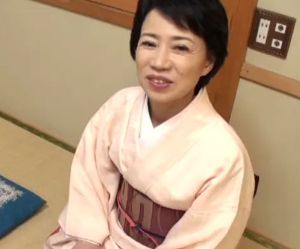 ショートヘアの56歳着物おばさんが若いチンポに悶絶イキ！田端陽子