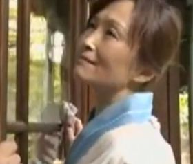 ヘンリー塚本 ご主人様の肉棒をビンビンに刺激する四十路熟女家政婦の強烈な色気