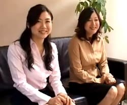 初対面の男のペニスをしゃぶる三十路娘を間近で見て興奮を隠せない五十路母