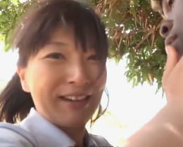 日本の普通の四十路おばちゃんガチガチに緊張しているアフリカ原住民の筆おろし！