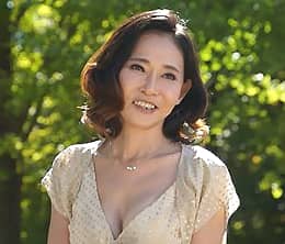 六十路とは思えない美貌とスタイルを保つ還暦熟女の初撮りドキュメント