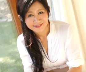 バックから猛然と突きたくなる熟れごろ専業主婦の大きなお尻 内田ゆり子37歳