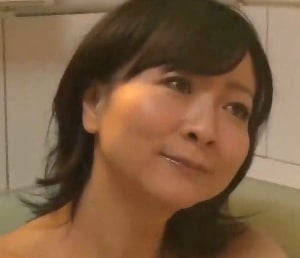 再婚した母親が激しく悶ている夜の営みを嫉妬と欲望の眼差しで覗く息子 伴牧英