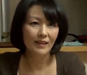 艶めかしい色気漂う婚約者の母親を衝動的にレイプしてしまった青年