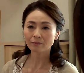 嫁に夫婦の営みを拒絶され続ける息子を暴走させてしまう五十路母の裸体