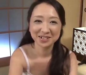 清楚な顔を歪めて羞恥と快感に悶える初撮り四十路人妻 よしみ45歳