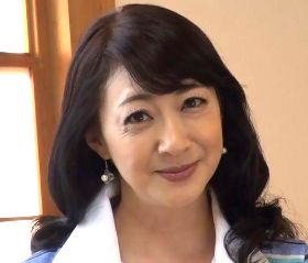 妖しい色香とスケベ臭をムンムン放出する五十路人妻の初撮り 五十嵐真理（50）