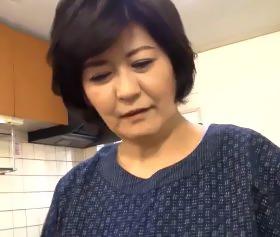 肉親相姦 孫さえ魅了するアラ還おばあちゃんのプリっとした巨尻 山口寿恵