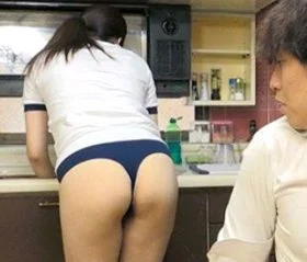 ママさんバレーの練習後ブルマのままで家事をする義母の巨尻にムラムラ