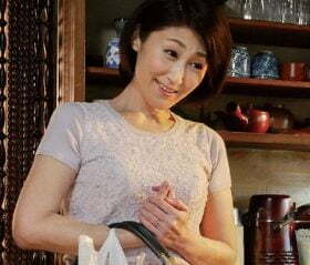 先っぽだけでも入れてみたい…妄想を掻き立てる五十路義母のいやらしいカラダ