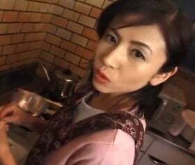 義弟との裏ビデオ鑑賞でド淫乱本性をむき出す四十路兄嫁