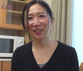 白い美肌と素人感がいやらしい五十路熟女の中出しハメ撮り 野田やすこ(52)
