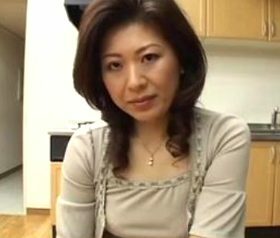 生徒の色っぽい母親に近親相姦や浮気体験を告白されて股間が膨らむ教師