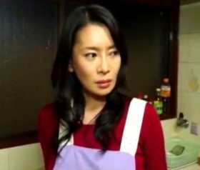 気の強い息子の嫁を唾液まみれの激しいディープキスでモノにする義父