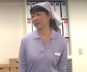 男性社員の股間を刺激するおばさん清掃員の卑猥な巨尻