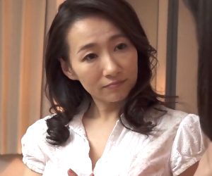 娘がそばにいてもセックスを求めてきた娘婿を拒絶できなかった四十路熟女
