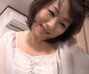 そそる色気を放出する友達の母親と強烈な性体験をした男子校生 よしい美希