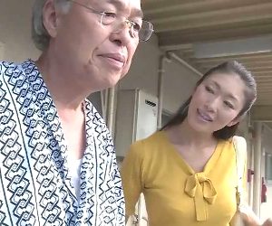 近所のボケ老人を誘惑するほど好きモノな美しい変態団地妻