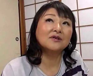 振動する枕のモニターで性欲を刺激されたて発情したパイパン還暦おばちゃんと一発