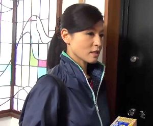 綺麗で艶っぽい50代の新聞集金おばさんにムラムラ… 森下夕子