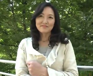 51歳とは思えない美貌と美巨乳を持つ専業主婦が潮吹き昇天するハメ撮り