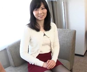 前戯だけで何度も絶頂して潮吹き痙攣する早漏すぎる41歳の清純系人妻