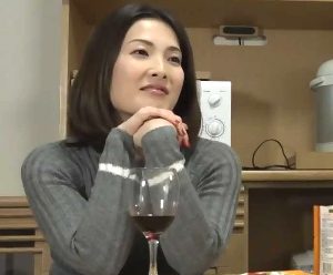 まさかの展開で叔母と入浴することになった甥の卑猥な性体験 本庄優花