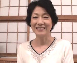 すぐに潮吹きする敏感女体を痙攣させてイキ狂う56歳貧乳熟女の中出しセックス