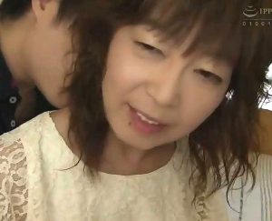 15年ぶりの性行為に恥じらいながらも激イキする美ボディの52歳貧乳熟女