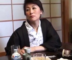 酔っ払って娘の彼氏を食う五十路未亡人の旅館女将 汝鳥すみか